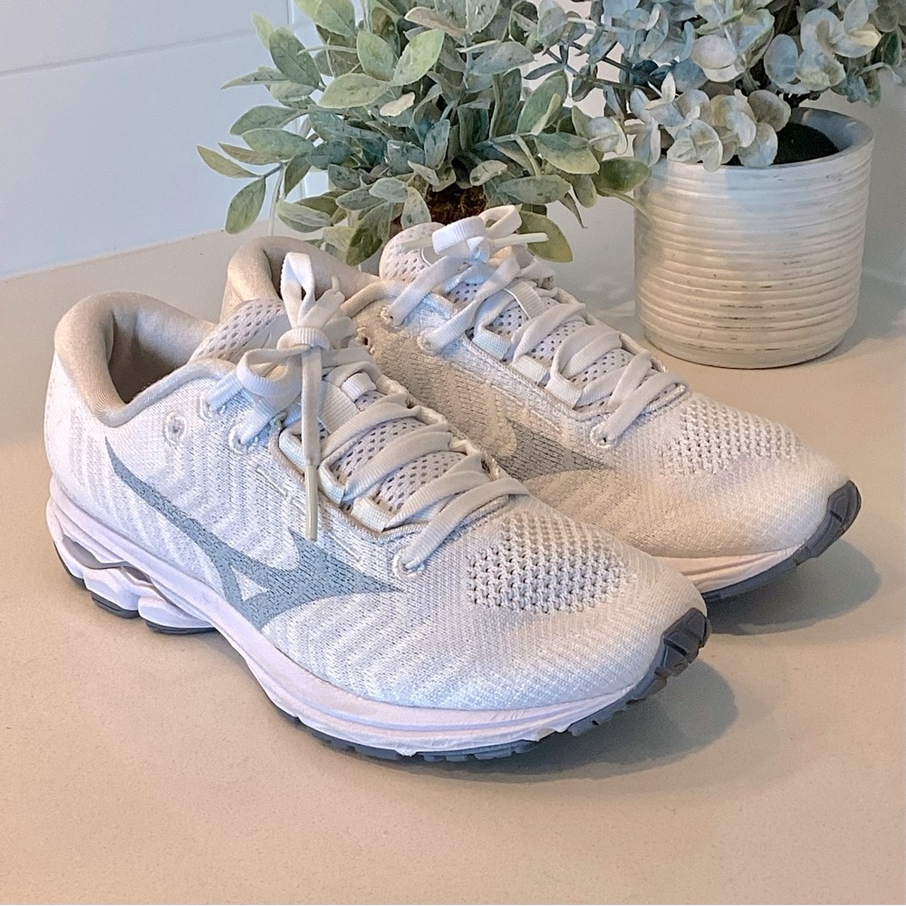 SALE Waveknit White Sneakers Running Shoes Gym Size 6 With Gray Accent